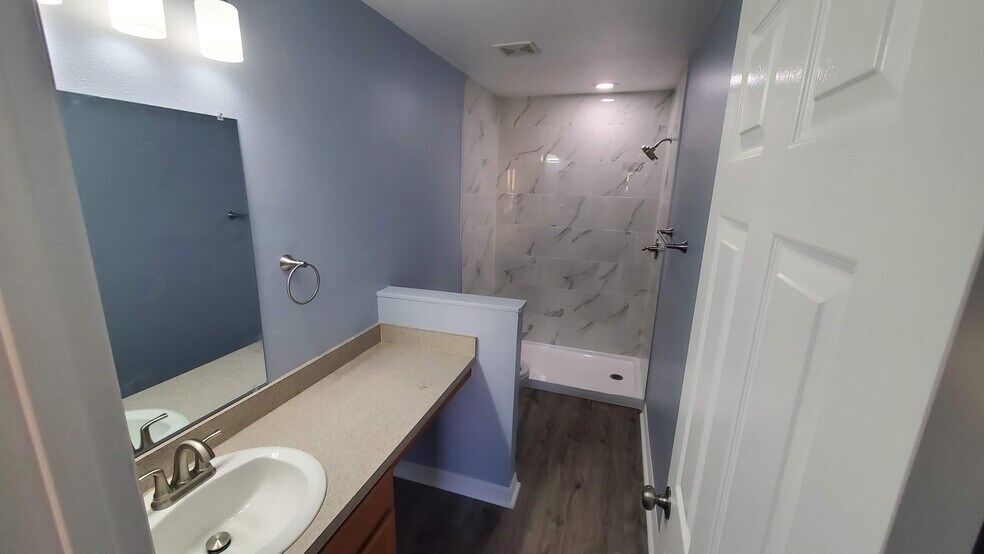 Building Photo - 8007 Sutton Terrace Ln