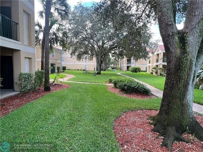 Building Photo - 875 Riverside Dr