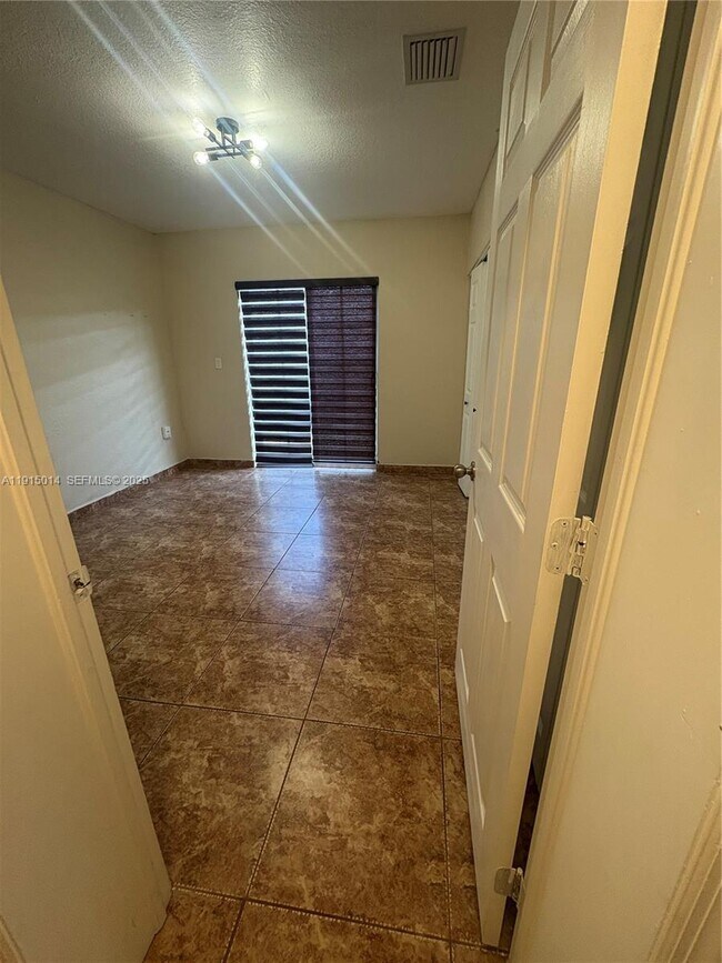 Building Photo - 819 E 26th St