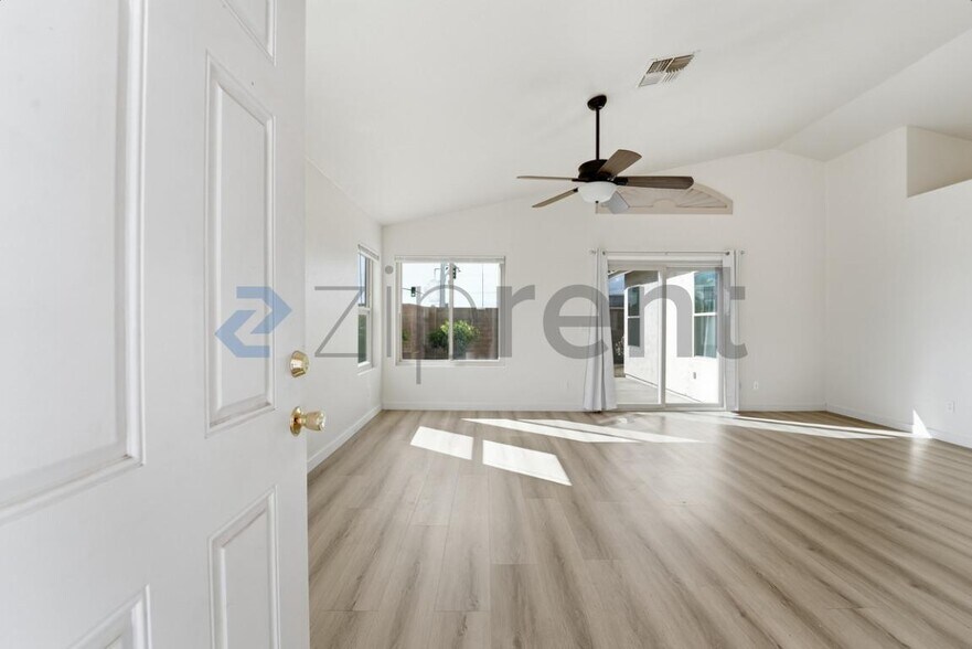 Building Photo - 13418 N 82nd Ln