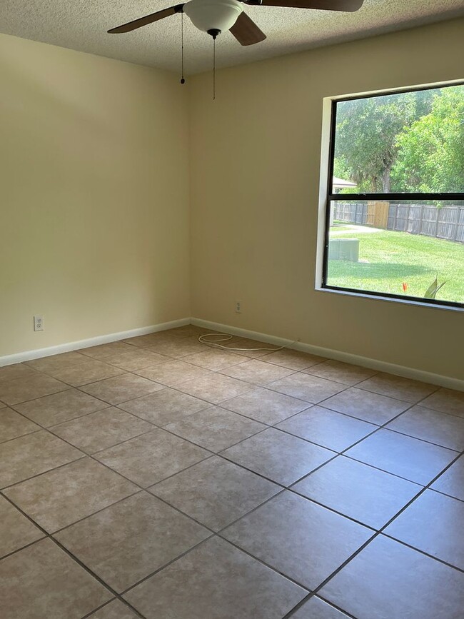 Building Photo - Surrey Woods Rental  2/2