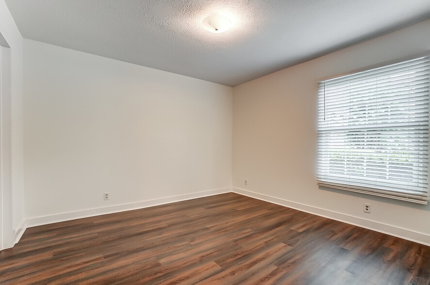 Building Photo - 2600 Park Rd