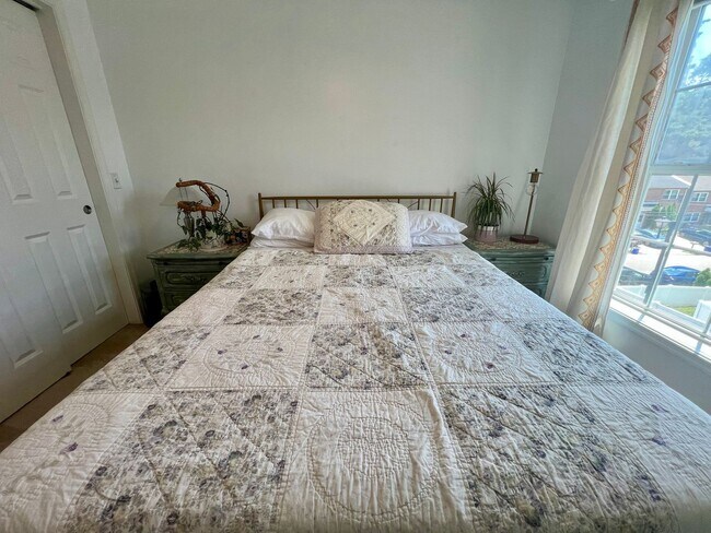 Building Photo - Stunning 3-Bedroom Townhome with 1-Car Gar...