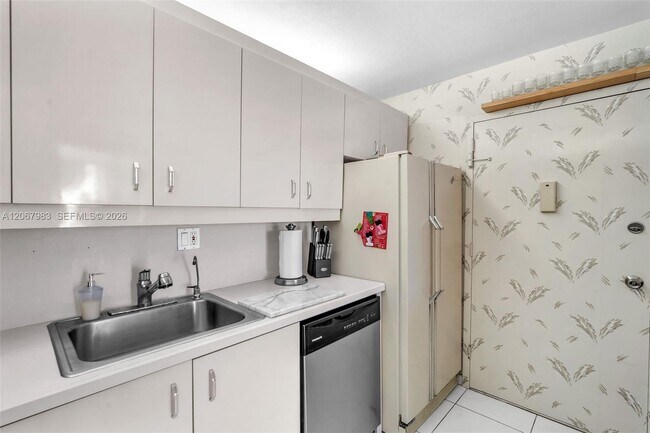 Building Photo - 2030 S Ocean Dr