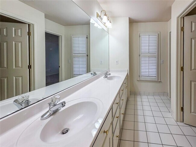 Building Photo - 2502 Oak Hill Overlook