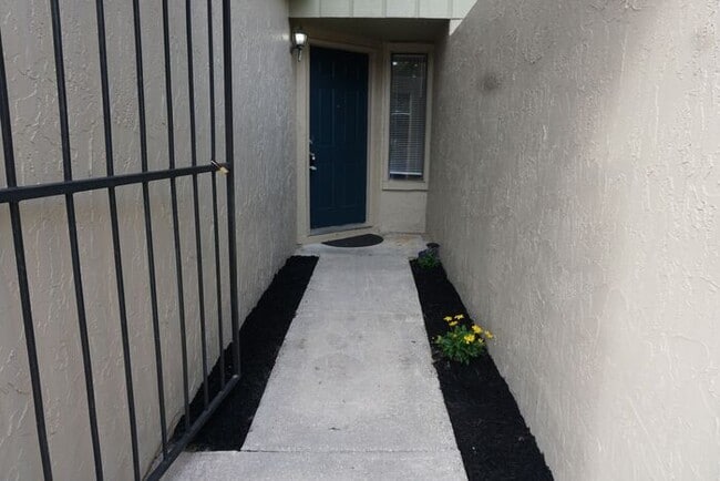 Building Photo - 2 Bedroom Townhome Near NAS