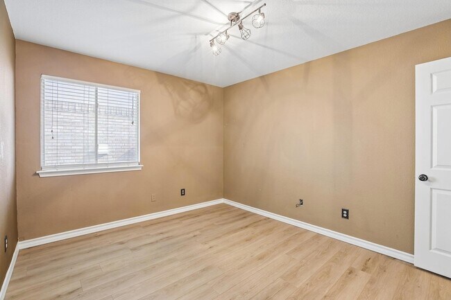 Building Photo - 2656 Bradley Ln