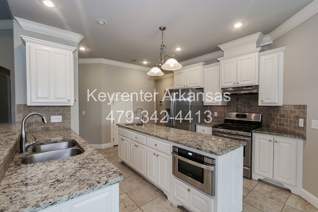 Building Photo - 3805 SW Gemstone Blvd