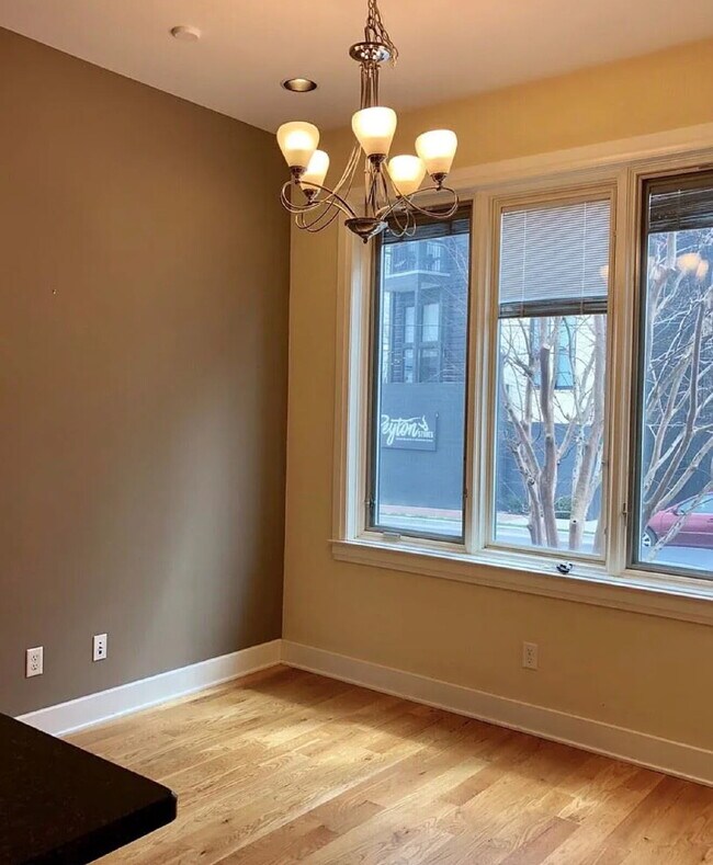 Building Photo - 302 Van Buren St