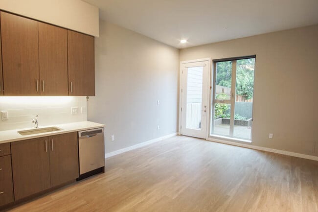 Building Photo - *FREE RENT* Sellwood-Great Modern Studio w...