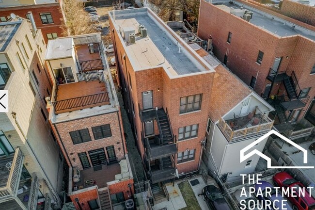 Building Photo - 2334 N Greenview Ave