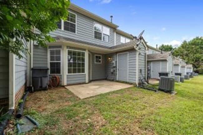 Building Photo - 3203 Gateway Cir