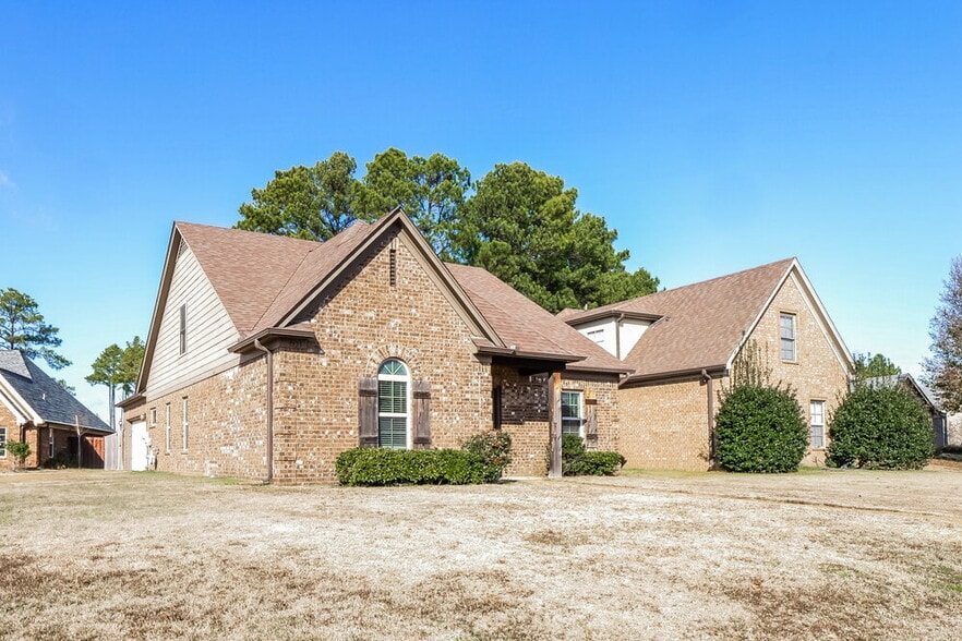 Building Photo - 5823 Bedford Pl