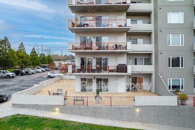 Building Photo - 301 Beacon Ridge Dr