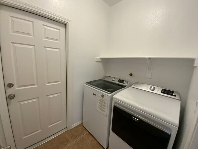 Building Photo - 3 Bedroom Single Story Home Available Near...