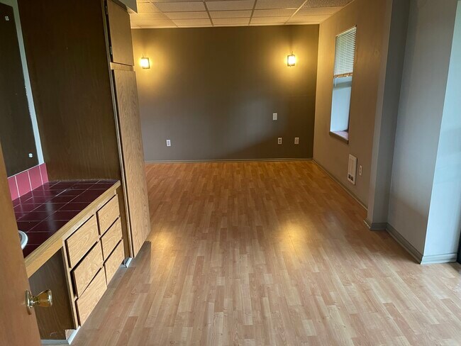 Bedroom - 1916 W Riverside Ave