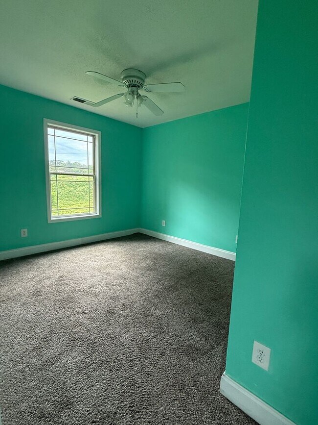 Building Photo - Spacious Two Bedroom Home
