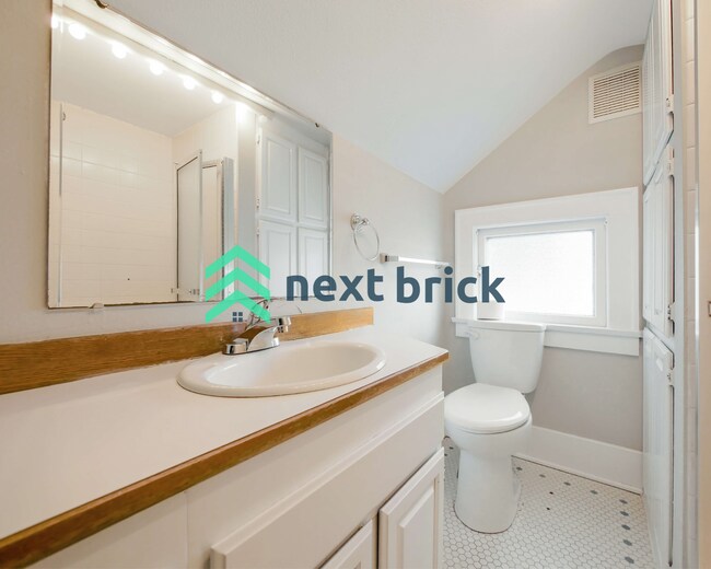 Building Photo - 4 Bed and 3 Bath Queen Anne Craftsman Hous...