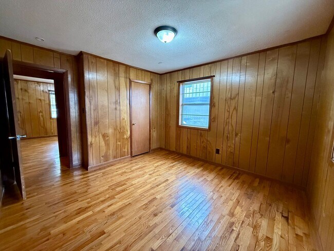 Building Photo - 4 Bedroom/1.5 Bathroom Home in Paragould AR - $1,275/month