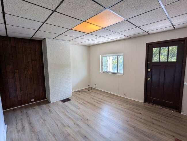 Building Photo - Spacious 2 bedroom 1 bathroom single family home (Marshall-Shadeland)