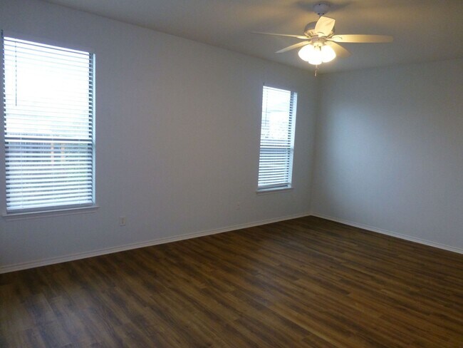Building Photo - 1726 E Mesa Park Dr