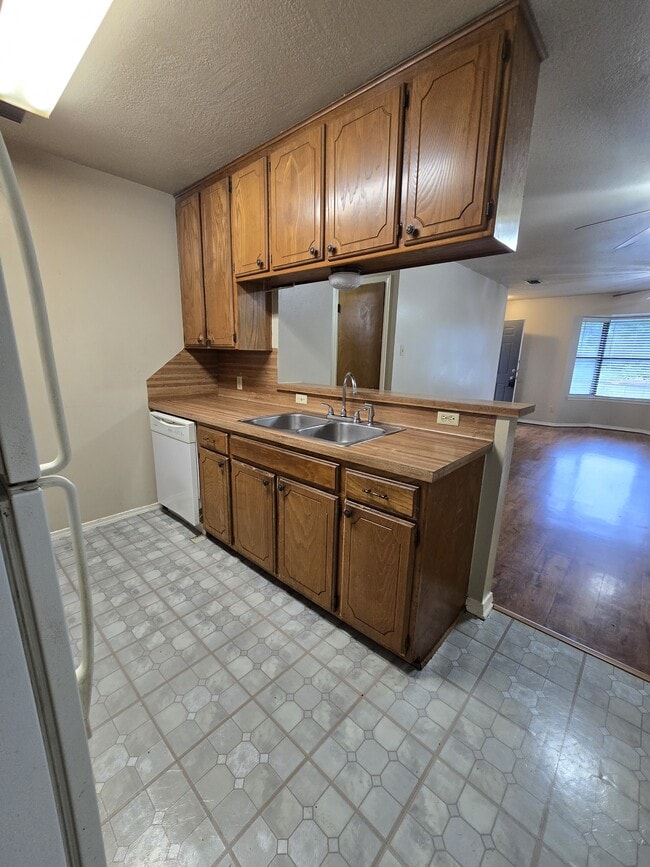 Building Photo - 16044 Pawnee Dr