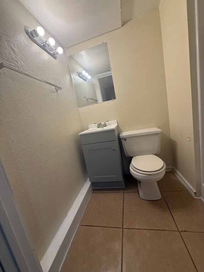 Building Photo - 1601 E Central Texas Expy