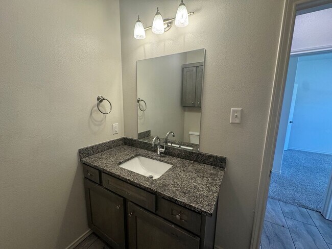 Building Photo - 3Bed/ 2Bath Available Now- in Lubbock coop...