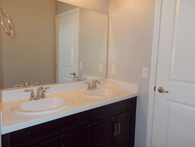 Building Photo - Spacious 3-Bed, 2-Bath Home in Prime Las Vegas Location