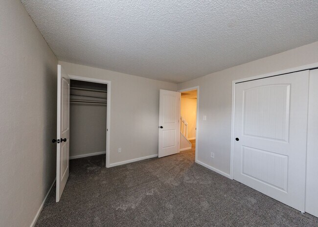 Building Photo - Lovely End Unit 2 Bed Condo, Centrally Located
