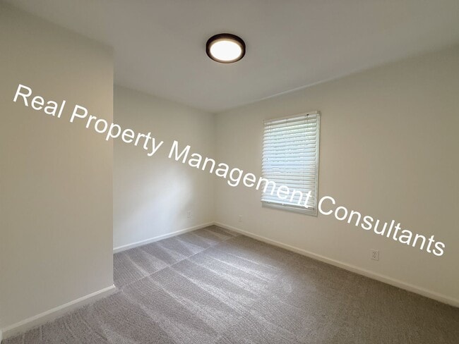 Building Photo - 4 Bed 2 Bath Prairie Village ranch style home!