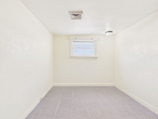 Building Photo - 221 N Spring St