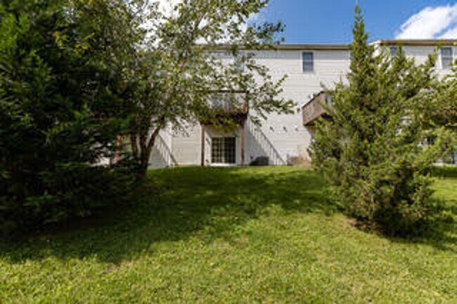 Building Photo - Spacious, Large, Luxury 3 Bedroom Townhouse in Hockessin, Delaware