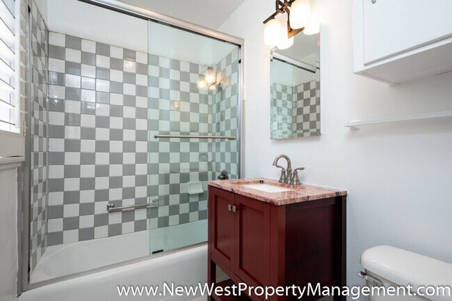 Building Photo - Charming Golden Hill 1-Bedroom, Available Now!