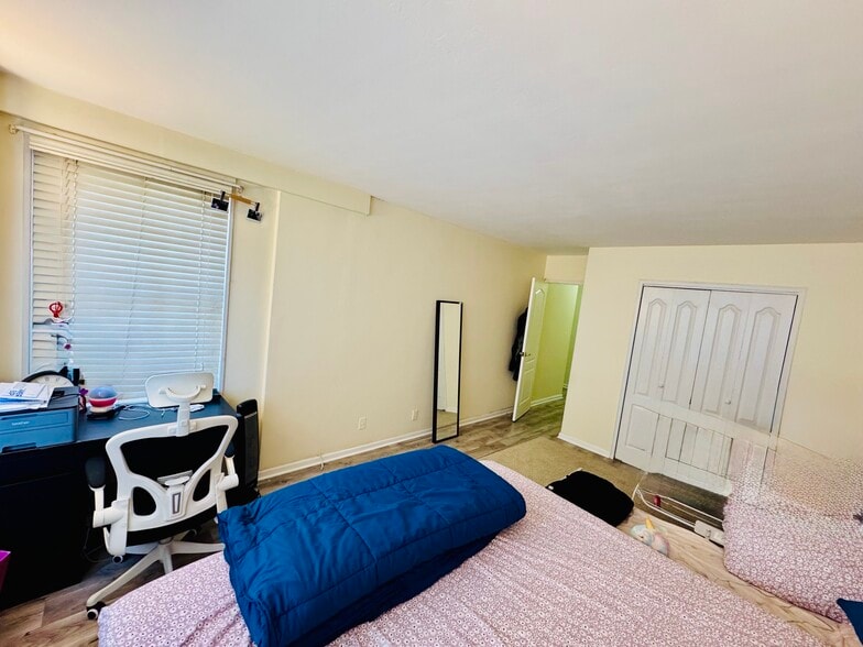 Building Photo - 225 Saint Pauls Ave