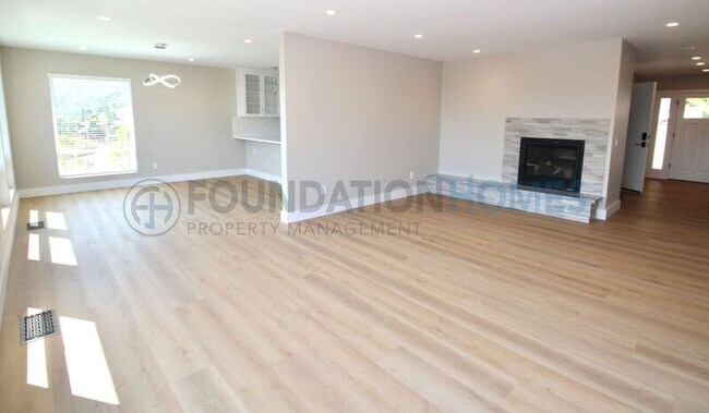 Building Photo - 124 Esmeyer Dr