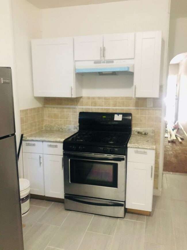 Primary Photo - 4 bed 1 bath amazing location