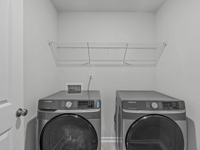 Building Photo - 3BR Like-New Townhome – GREAT PRICE - Community Pool/Playground