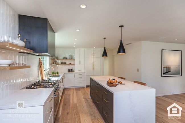 Building Photo - 3 Bedroom Exquisitely Furnished Home