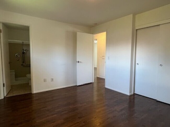 Building Photo - Completely Refreshed 4-Bedroom Shoreline Home