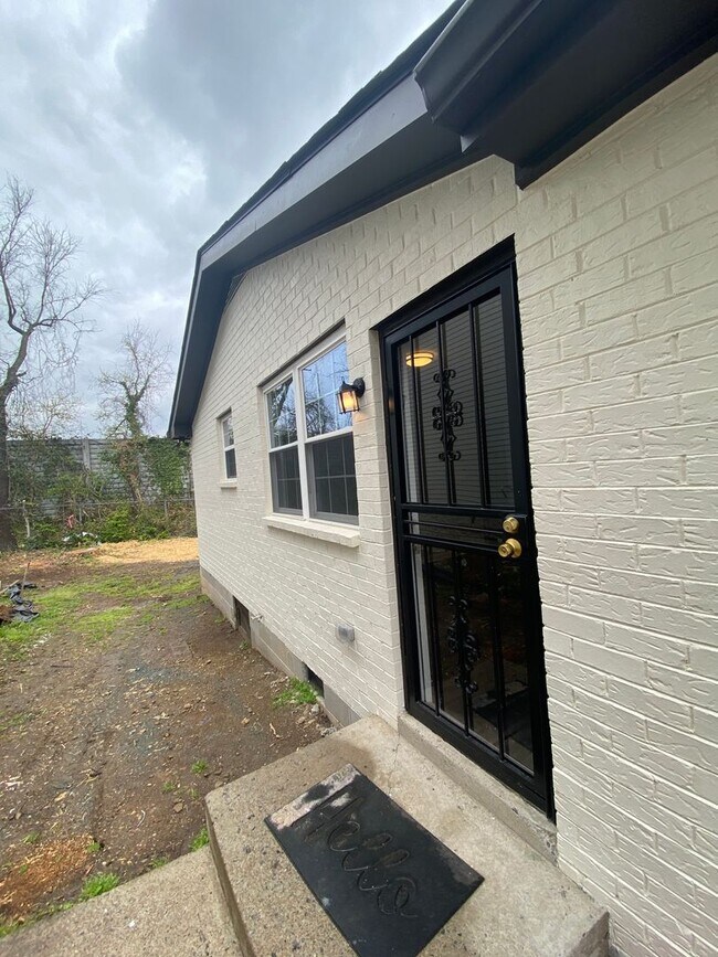 Building Photo - Great Location-2 Bedroom Duplex Now Availa...
