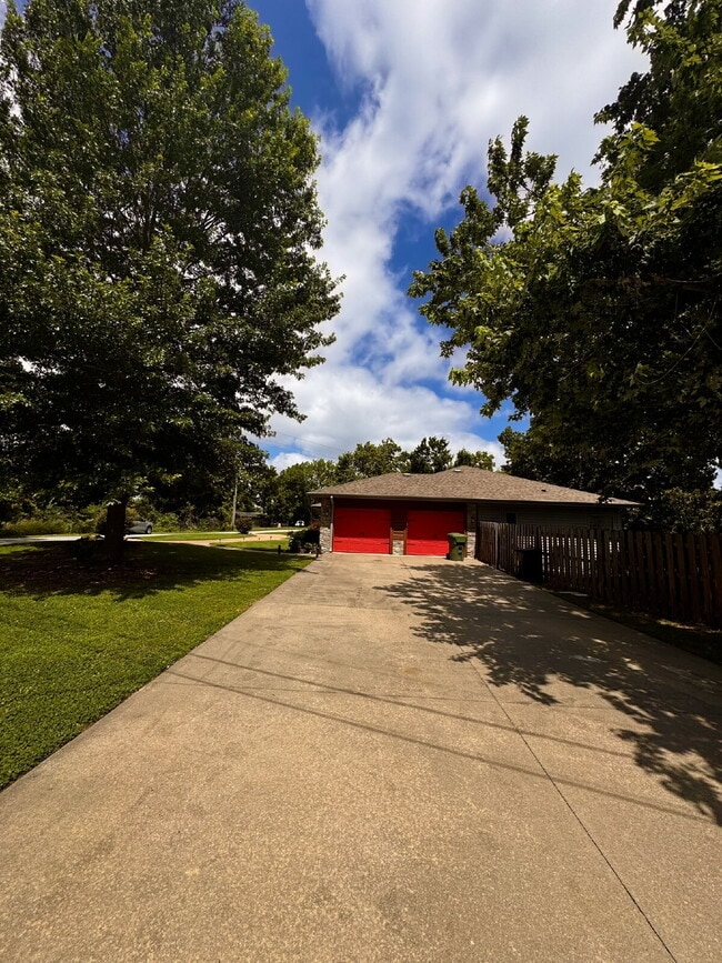 Building Photo - 723 N Lakeview Dr