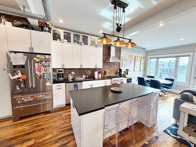 Building Photo - 63 Marion St