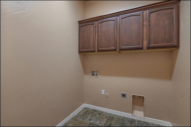 Building Photo - 3065 Snowy Point Dr