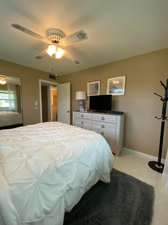 Building Photo - 72 Newport D