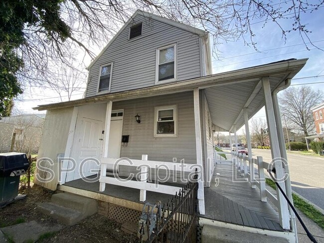 Building Photo - 819 Manor St