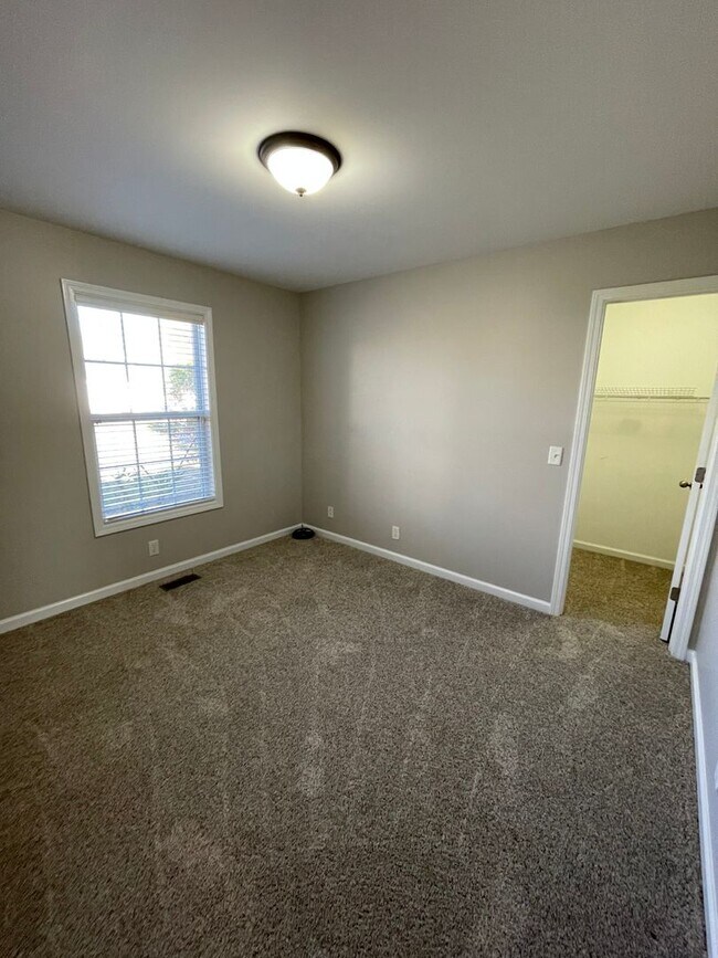 Building Photo - 122 Saddlecreek