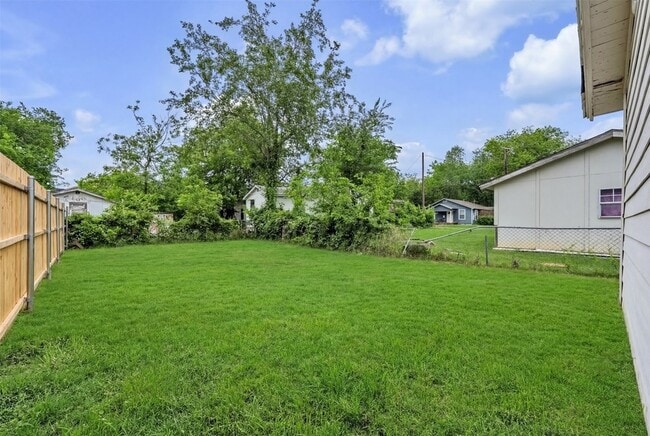 Building Photo - 601 Pearson Ave