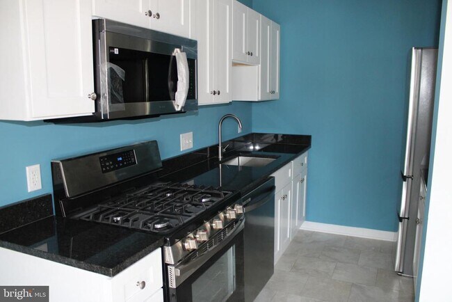 Building Photo - 2754 Hollywood Rd