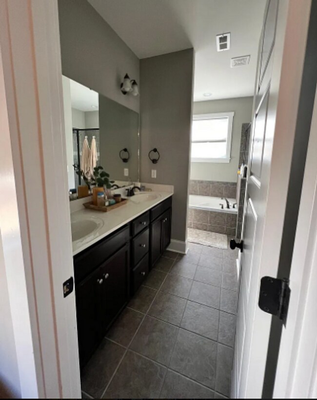 Building Photo - Beautiful Harbour Club home in Hampstead!